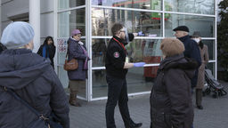 Lublin: Zakupy na nowych zasadach. Mieszkańcy czekają cierpliwie na swoją kolej [zdjęcia]