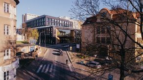 Spokojna 2, to charakterystyczny, czarny biurowiec firmy Orion, w którym władze Lublina wynajęły całe piętro