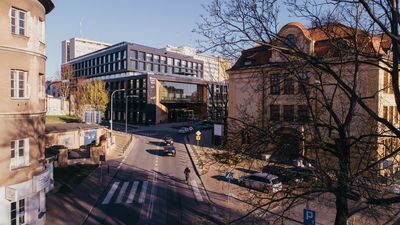 Spokojna 2, to charakterystyczny, czarny biurowiec firmy Orion, w którym władze Lublina wynajęły całe piętro