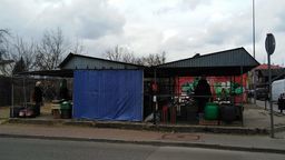 Niektórzy sprzedawcy przenieśli się z handlem na prywatny plac naprzeciwko targowiska 