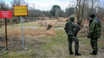 Uzbrojeni żołnierze wspierają pilnowanie granicy. W miastach policji pomagają tylko terytorialsi