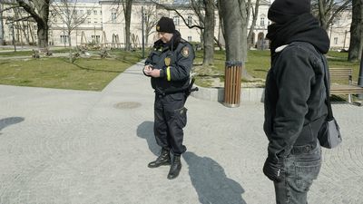 Strażnicy miejscy podlegają teraz policji. Do ich głównych zadań należy kontrolowanie, czy lublinianie stosują się do nakazów i zakazów związanych ze stanem epidemii. Na zdjęciu: starszy inspektor Leszek Dropek  podczas kontrolowania placu Litewskiego