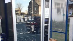 Maseczkomat ustawiono przy budynku Urzędu Gminy Abramów