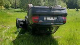 Dwa wypadki w jednej miejscowości. Oba samochody dachowały [zdjęcia]