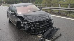 Jechał zbyt szybko po mokrej nawierzchni i uderzył w barierę energochłonną