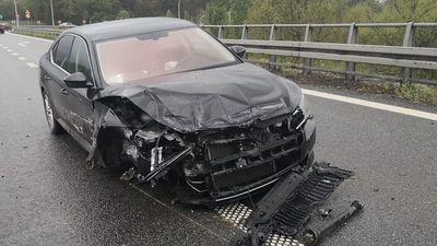 Jechał zbyt szybko po mokrej nawierzchni i uderzył w barierę energochłonną