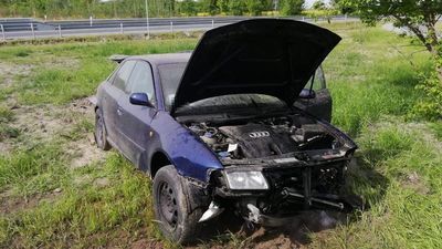 Chciała ominąć sarnę, samochód uderzył w barierki, a potem dachował