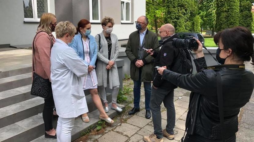 Dzisiaj położne pracujące w szpitalu w Kraśniku i radny powiatowy Jarosław Czerw spotkali się z dziennikarzami.