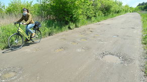 Na ulicy Dworcowej królują dziury. Rowerzyści od lat monitują samorządy o remont tego ciągu i budowę ścieżki rowerowej łączącej Lublin z Świdnikiem
