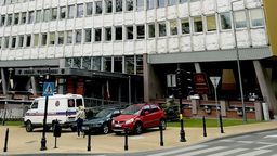 Jeżdżą po chodniku, parkują przed biurowcem. Sprawą ma zająć się policja