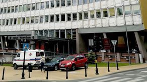 Jeżdżą po chodniku, parkują przed biurowcem. Sprawą ma zająć się policja