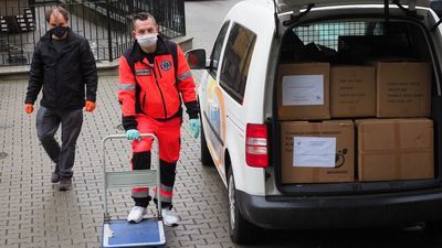 Tysiące maseczek, gogli i kombinezonów dla medyków z woj. lubelskiego