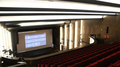 Odnowiona sala widowiskowa Domu Chemika jest znacznie lepiej oświetlona. Scena zyskała kinowych rozmiarów ekran, a widownia - nowe, wygodniejsze fotele w kolorze czerwieni