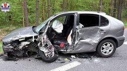 Samochód osobowy zderzył się czołowo z tirem. Droga była zablokowana przez kilka godzin [zdjęcia]