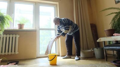 Tak remontują dach, że po deszczu lokatorzy bloku na LSM mają zalane mieszkania