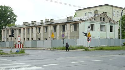 Lublin: Buldożery potknęły się o gniazda. Wyburzanie budynku pod nową jezdnię może się znacząco opóźnić