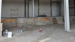 Pracownik przez otwór w stropie spadł na betonową posadzkę