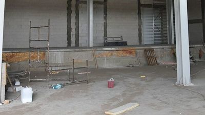 Pracownik przez otwór w stropie spadł na betonową posadzkę