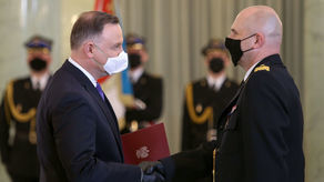 Grzegorz Alinowski odbiera nominację z rąk prezydenta Andrzeja Dudy