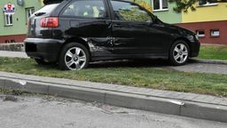 Kierowca wyprzedzał inny samochód na skrzyżowaniu. W efekcie wjechał na chodnik i potrącił kobietę