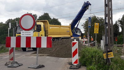 Przejścia nie ma. Przejazd kolejowy na drodze w stronę Starego Pożoga zajęli pracownicy Budimexu