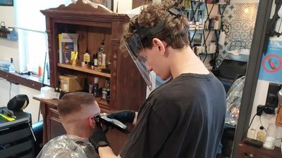 Fryzjerzy przez najbliższe miesiące nie będą narzekali na brak zajęć. Przymusowe zamknięcie salonów doprowadziło do skokowego wzrostu zainteresowania ich usługami. Na zdjęciu zakład Barber Shop w Puławach