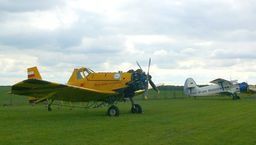 Samolot PZL M18 Dromader Lasom Państwowym służy do gaszenia pożarów i zabiegów ograniczających populację szkodników