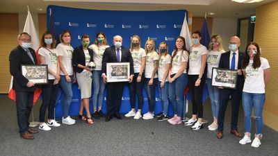 Zawodniczki MKS Perła Lublin podczas spotkania z władzami województwa