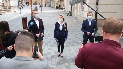 Piątkowa konferencja z udziałem polityków Koalicji Obywatelskiej w Lublinie. Na zdjęciu od lewej: poseł Michał Krawczyk, posłanka Marta Wcisło i poseł Krzysztof Grabczuk. 
