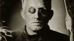 W fotografii cenię niedoskonałość. Używam niedoskonałej techniki, sam jestem niedoskonały, tworzymy niedoskonały zespół. Staram się, żeby moje fotografie przemówiły do oglądającego – mówi Mariusz Tomczuk 