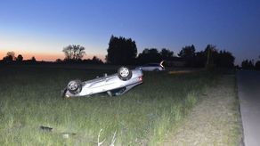 Zbyt szybka jazda zakończona dachowaniem. Pasażerka trafiła do szpitala