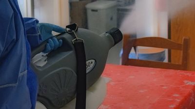 Przestępcy wysyłając wiadomości SMS, informują o skierowaniu paczki do obowiązkowej dezynfekcji, za którą trzeba zapłacić.