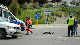Wypadek na skrzyżowaniu ul. Węglarza i Walecznych. Ranny rowerzysta [ZDJĘCIA] 