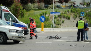Wypadek na skrzyżowaniu ul. Węglarza i Walecznych. Ranny rowerzysta [ZDJĘCIA] 