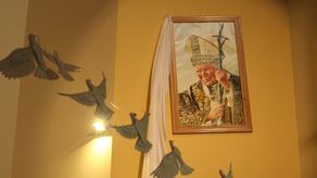 Odsłonięcie obrazu w kościele