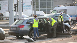 Ucieczka zakończyła się rozbiciem samochodu. 