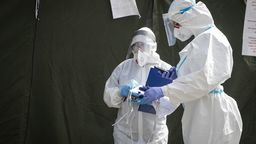 Nowe przepisy mają zapobiegać przenoszeniu wirusa przez lekarzy i pielęgniarki