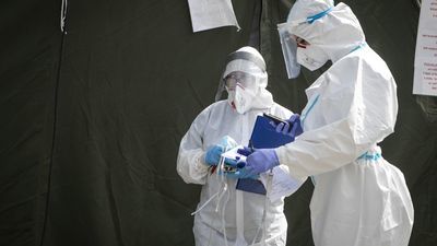 Nowe przepisy mają zapobiegać przenoszeniu wirusa przez lekarzy i pielęgniarki