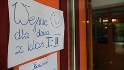 Szkoła Podstawowa nr 6 w Lublinie. Wejście dla najmłodszych uczniów