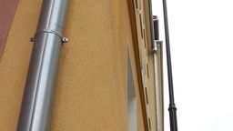 Mieszkaniec Lublina po rynnie wdrapał się do żony. Przyjechała policja