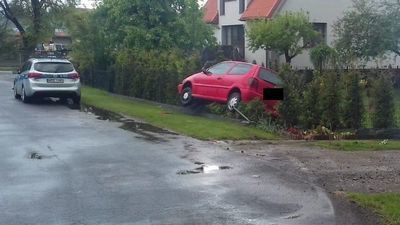 Spieszył się na spotkanie z dziewczyną. Wjechał w ogrodzenie, a po wypadku chciał uciec