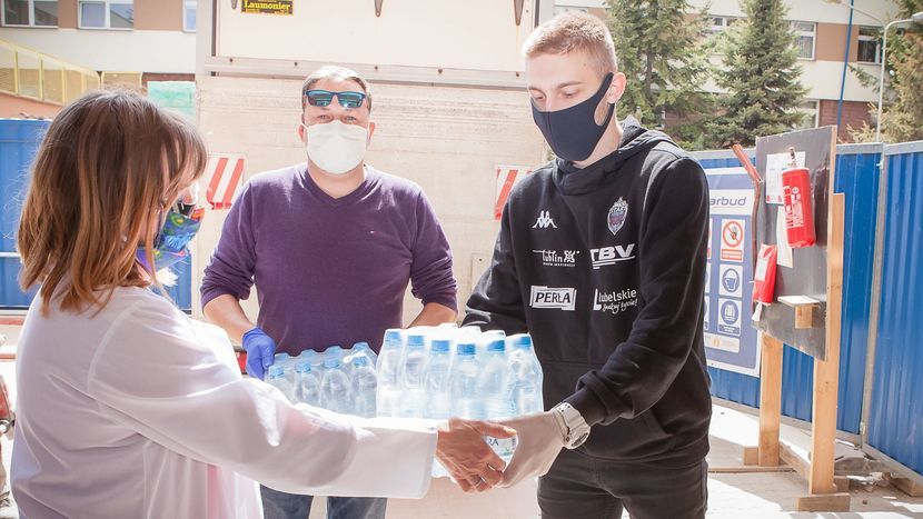 Bartłomiej Pelczar (z prawej) i Tomasz Niećko przekazali wodę Uniwersyteckiemu Szpitalowi Dziecięcemu w Lublinie