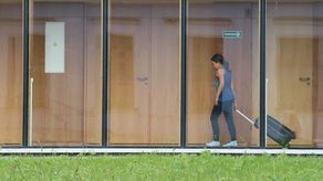 W ubiegłym roku na kolonie i obozy w Polsce i za granicą wyjechało 1,5 mln dzieci. Polska Izba Turystyki Młodzieżowej wyliczyła, że przy organizacji młodzieżowego wypoczynku pracuje ponad 100 tysięcy osób, a kilka tysięcy placówek (hoteli, pensjonatów, domów wczasowych) jest zorientowanych tylko na tego typu działalność