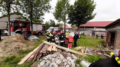 Na miejscu interweniowały służby ratunkowe. Został wezwany także śmigłowiec LPR, który przetransportował rannego 67-latka do szpitala w Łęcznej.