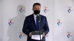 Podczas briefingu prasowego Rafał Trzaskowski pokazał oświadczenie majątkowe obejmujące jego wspólny majątek z żoną