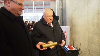 Rektor UM prof. Andrzej Drop i dyrektor Adam Borowicz (po prawej) podczas wmurowania kamienia węgielnego pod budowę nowej części szpitala (2016 r.)