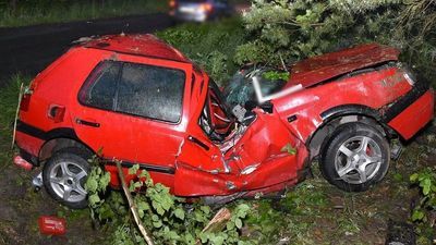 Tyle zostało z vokswagena golfa po dachowaniu. Kierowca ranny