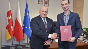 Nowa, świecka tradycja – marszałek Jarosław Stawiarski (z lewej) uroczyście odmawia udzielenia informacji prezesowi Krzysztofowi Jakubowskiemu