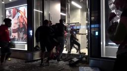 Zamieszki w USA po śmierci George'a Floyda. Okradają sklepy, demolują samochody