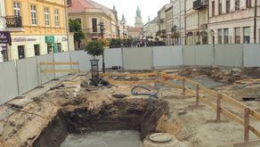 Umowy na prace przy tzw. oknie czasu, czyli komorze wystawowej wbudowanej w bruk koło hotelu Europa, są na liście budzących wątpliwości kontrolerów